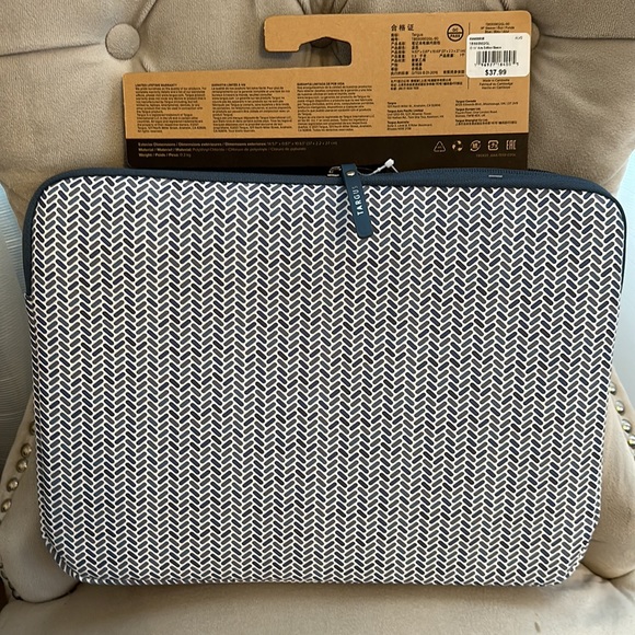 NWT Teague Exhibition Laptop Sleeve 13/-14inches. Blue and white pattern - Picture 5 of 9